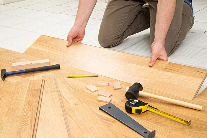 Person verlegt Laminat